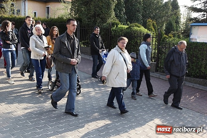 Zdjęcie w galerii na portalu naszraciborz.pl: Droga Krzyżowa ulicami Brzezia wiadomości z regionu