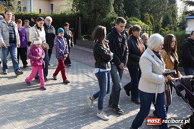 Zdjęcie w galerii na portalu naszraciborz.pl: Droga Krzyżowa ulicami Brzezia wiadomości z regionu