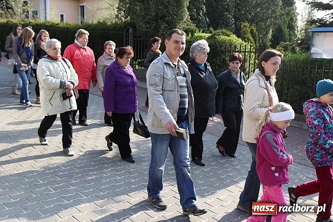 Zdjęcie w galerii na portalu naszraciborz.pl: Droga Krzyżowa ulicami Brzezia wiadomości z regionu