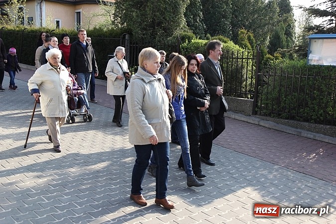 Zdjęcie w galerii na portalu naszraciborz.pl: Droga Krzyżowa ulicami Brzezia wiadomości z regionu