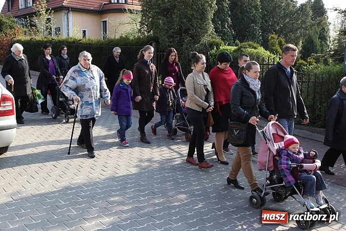 Zdjęcie w galerii na portalu naszraciborz.pl: Droga Krzyżowa ulicami Brzezia wiadomości z regionu