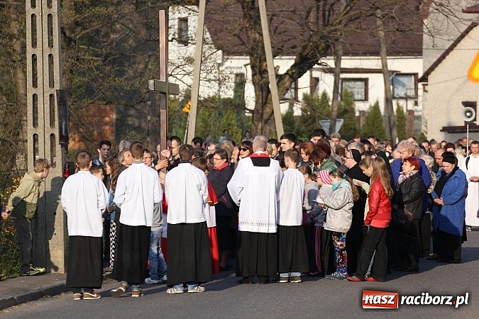 Zdjęcie w galerii na portalu naszraciborz.pl: Droga Krzyżowa ulicami Brzezia wiadomości z regionu