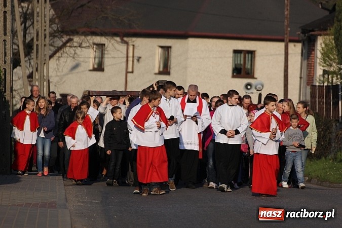 Zdjęcie w galerii na portalu naszraciborz.pl: Droga Krzyżowa ulicami Brzezia wiadomości z regionu