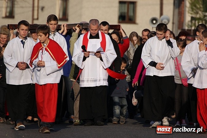 Zdjęcie w galerii na portalu naszraciborz.pl: Droga Krzyżowa ulicami Brzezia wiadomości z regionu