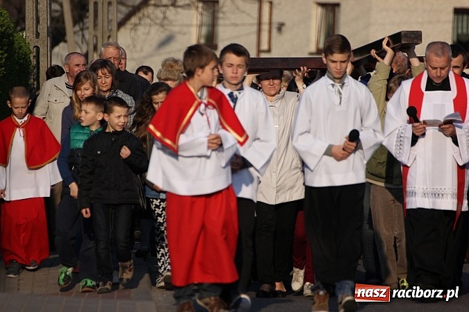 Zdjęcie w galerii na portalu naszraciborz.pl: Droga Krzyżowa ulicami Brzezia wiadomości z regionu