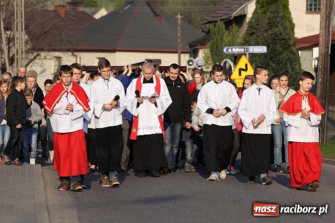 Zdjęcie w galerii na portalu naszraciborz.pl: Droga Krzyżowa ulicami Brzezia wiadomości z regionu