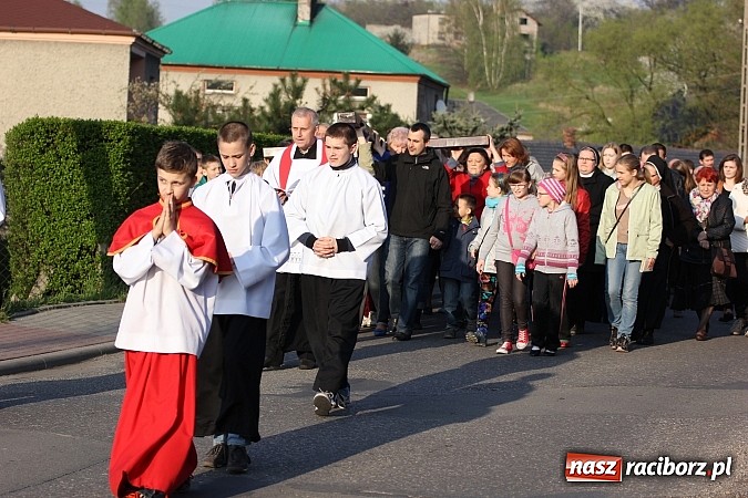 Zdjęcie w galerii na portalu naszraciborz.pl: Droga Krzyżowa ulicami Brzezia wiadomości z regionu