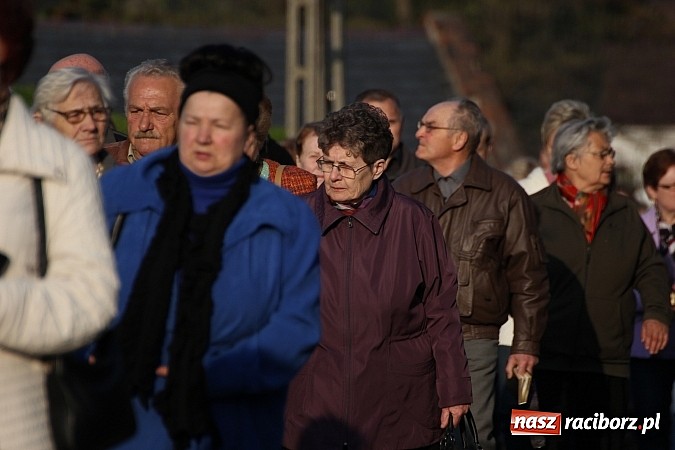Zdjęcie w galerii na portalu naszraciborz.pl: Droga Krzyżowa ulicami Brzezia wiadomości z regionu