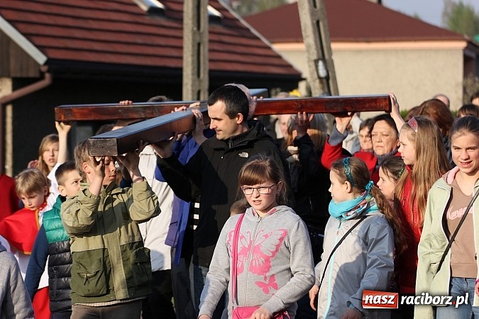 Zdjęcie w galerii na portalu naszraciborz.pl: Droga Krzyżowa ulicami Brzezia wiadomości z regionu