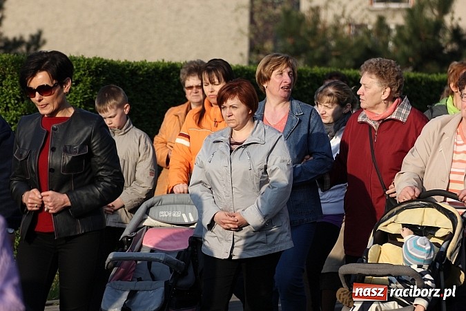 Zdjęcie w galerii na portalu naszraciborz.pl: Droga Krzyżowa ulicami Brzezia wiadomości z regionu