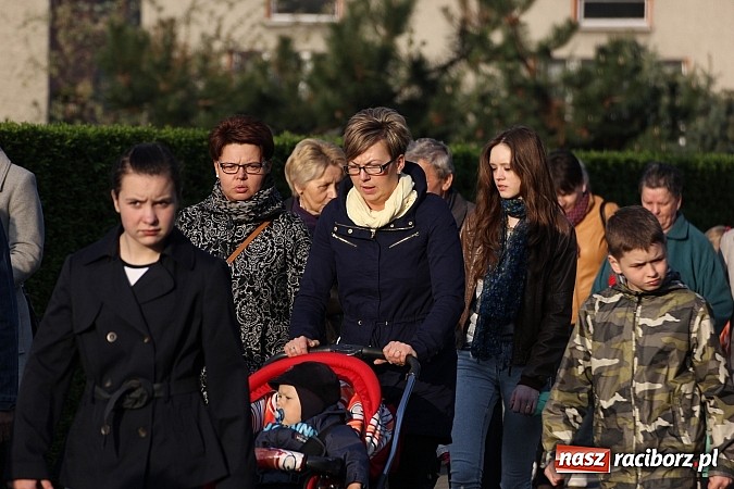 Zdjęcie w galerii na portalu naszraciborz.pl: Droga Krzyżowa ulicami Brzezia wiadomości z regionu