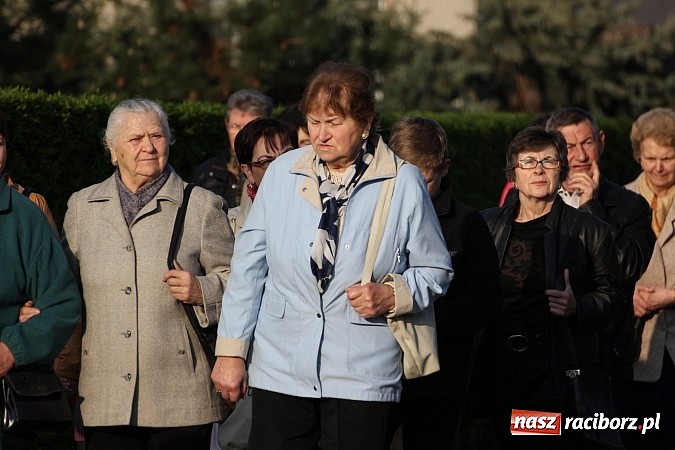 Zdjęcie w galerii na portalu naszraciborz.pl: Droga Krzyżowa ulicami Brzezia wiadomości z regionu