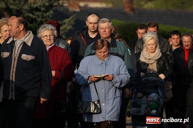 Zdjęcie w galerii na portalu naszraciborz.pl: Droga Krzyżowa ulicami Brzezia wiadomości z regionu