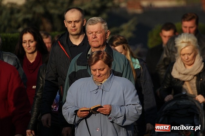 Zdjęcie w galerii na portalu naszraciborz.pl: Droga Krzyżowa ulicami Brzezia wiadomości z regionu