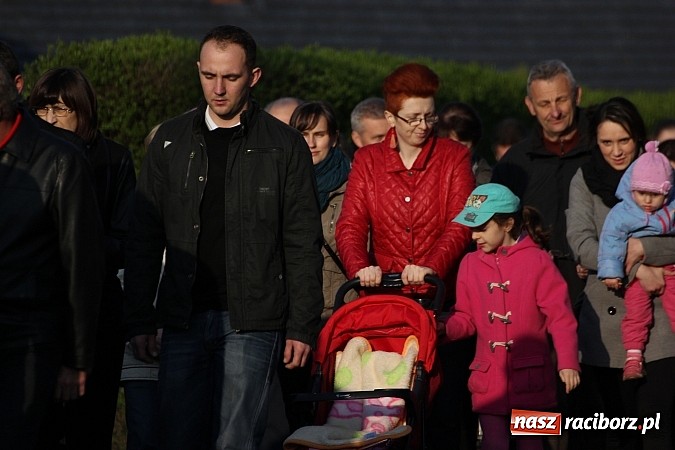 Zdjęcie w galerii na portalu naszraciborz.pl: Droga Krzyżowa ulicami Brzezia wiadomości z regionu