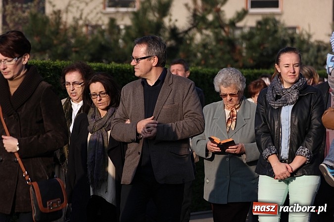 Zdjęcie w galerii na portalu naszraciborz.pl: Droga Krzyżowa ulicami Brzezia wiadomości z regionu