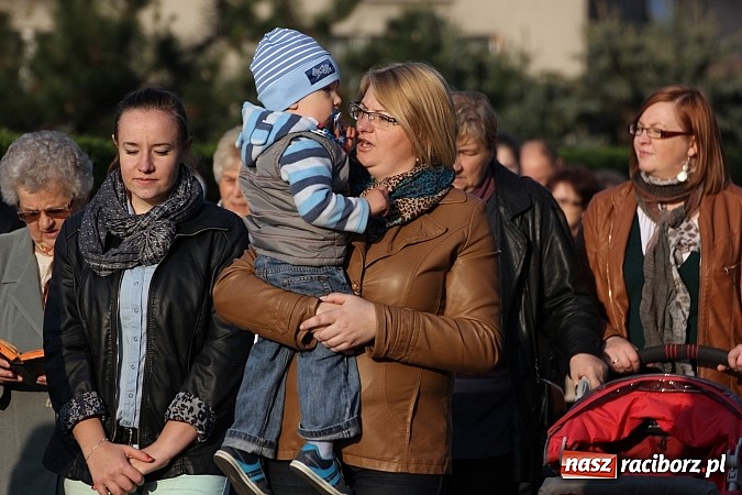 Zdjęcie w galerii na portalu naszraciborz.pl: Droga Krzyżowa ulicami Brzezia wiadomości z regionu