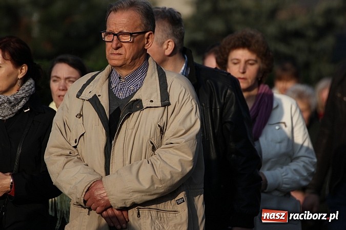 Zdjęcie w galerii na portalu naszraciborz.pl: Droga Krzyżowa ulicami Brzezia wiadomości z regionu
