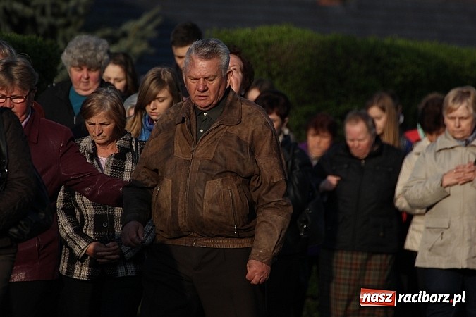Zdjęcie w galerii na portalu naszraciborz.pl: Droga Krzyżowa ulicami Brzezia wiadomości z regionu