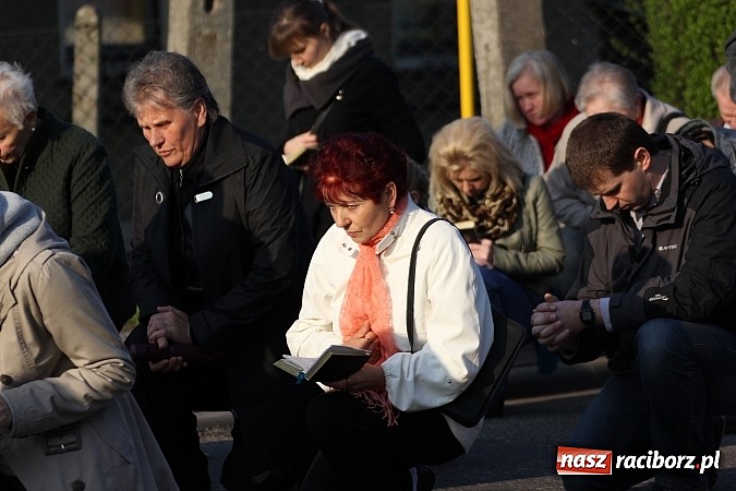 Zdjęcie w galerii na portalu naszraciborz.pl: Droga Krzyżowa ulicami Brzezia wiadomości z regionu