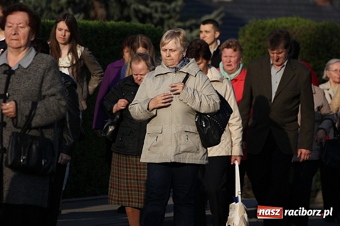 Zdjęcie w galerii na portalu naszraciborz.pl: Droga Krzyżowa ulicami Brzezia wiadomości z regionu