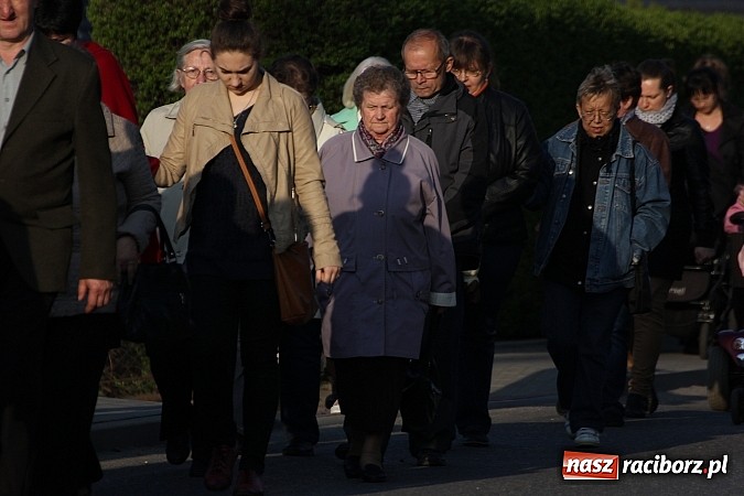 Zdjęcie w galerii na portalu naszraciborz.pl: Droga Krzyżowa ulicami Brzezia wiadomości z regionu