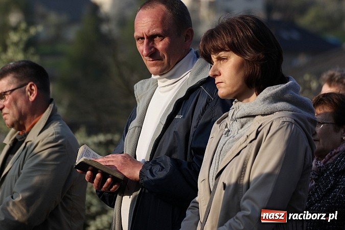 Zdjęcie w galerii na portalu naszraciborz.pl: Droga Krzyżowa ulicami Brzezia wiadomości z regionu