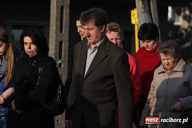 Zdjęcie w galerii na portalu naszraciborz.pl: Droga Krzyżowa ulicami Brzezia wiadomości z regionu