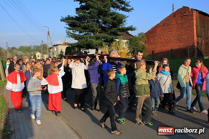 Zdjęcie w galerii na portalu naszraciborz.pl: Droga Krzyżowa ulicami Brzezia wiadomości z regionu