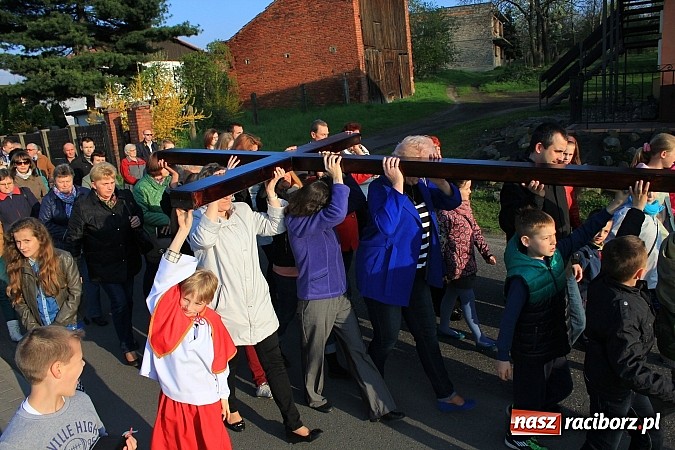 Zdjęcie w galerii na portalu naszraciborz.pl: Droga Krzyżowa ulicami Brzezia wiadomości z regionu