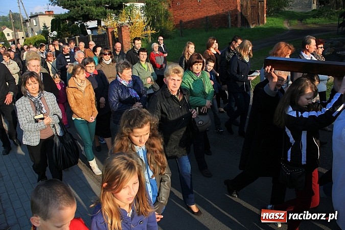Zdjęcie w galerii na portalu naszraciborz.pl: Droga Krzyżowa ulicami Brzezia wiadomości z regionu
