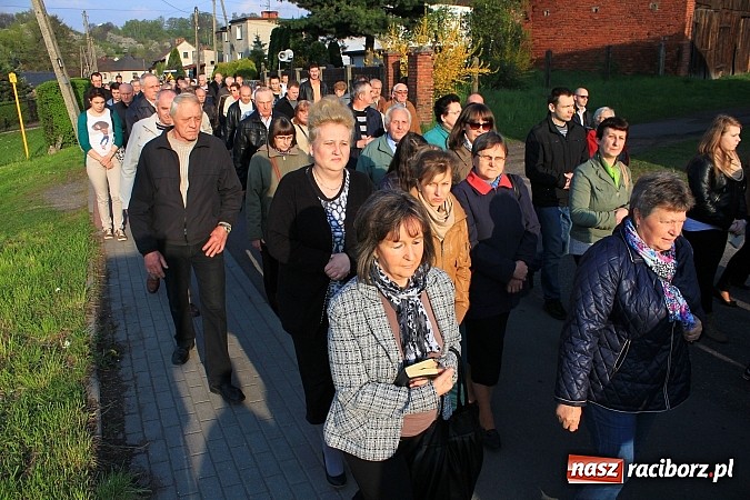Zdjęcie w galerii na portalu naszraciborz.pl: Droga Krzyżowa ulicami Brzezia wiadomości z regionu