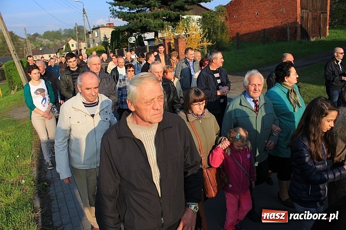 Zdjęcie w galerii na portalu naszraciborz.pl: Droga Krzyżowa ulicami Brzezia wiadomości z regionu