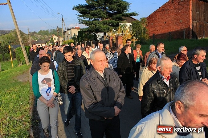 Zdjęcie w galerii na portalu naszraciborz.pl: Droga Krzyżowa ulicami Brzezia wiadomości z regionu