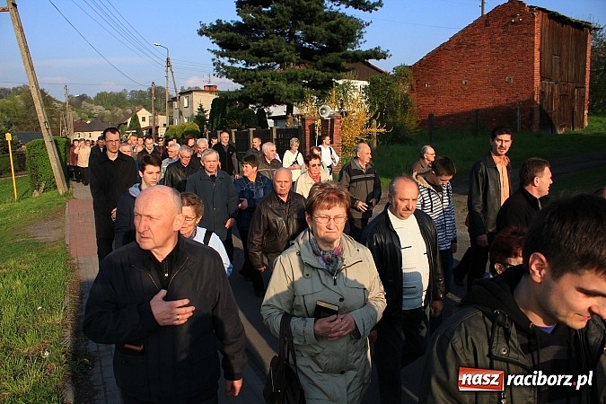 Zdjęcie w galerii na portalu naszraciborz.pl: Droga Krzyżowa ulicami Brzezia wiadomości z regionu