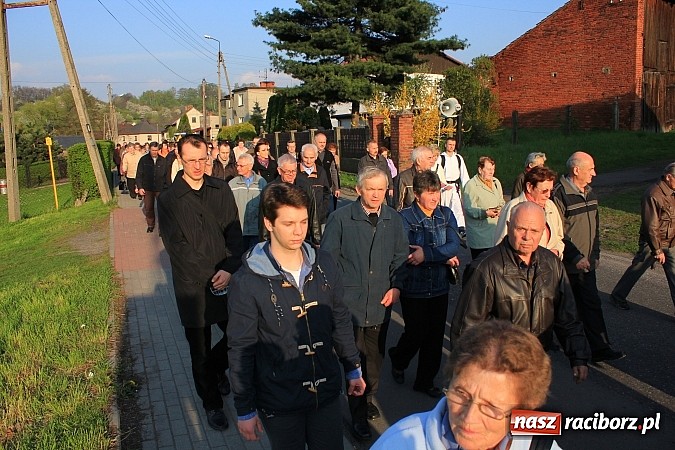 Zdjęcie w galerii na portalu naszraciborz.pl: Droga Krzyżowa ulicami Brzezia wiadomości z regionu