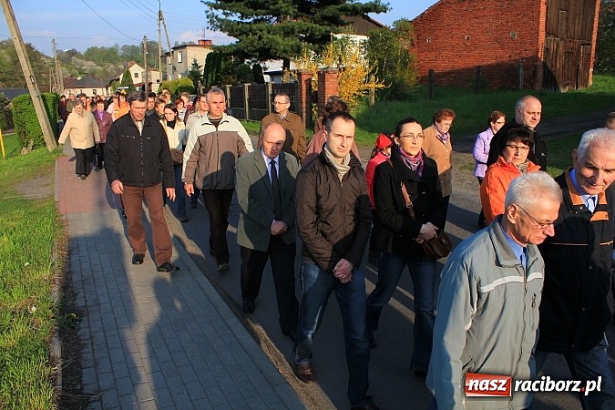 Zdjęcie w galerii na portalu naszraciborz.pl: Droga Krzyżowa ulicami Brzezia wiadomości z regionu