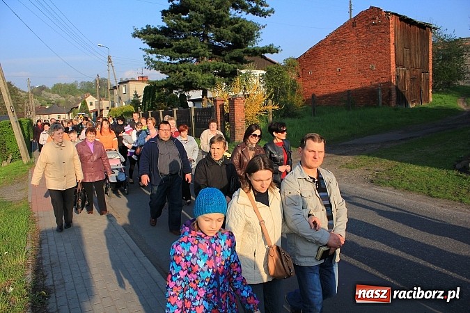 Zdjęcie w galerii na portalu naszraciborz.pl: Droga Krzyżowa ulicami Brzezia wiadomości z regionu