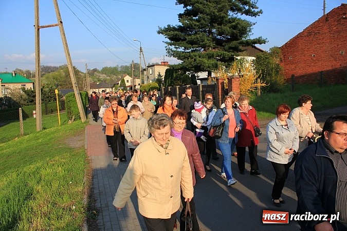 Zdjęcie w galerii na portalu naszraciborz.pl: Droga Krzyżowa ulicami Brzezia wiadomości z regionu