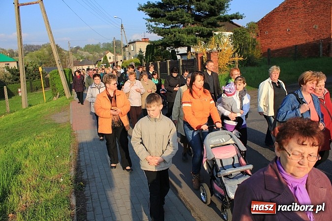 Zdjęcie w galerii na portalu naszraciborz.pl: Droga Krzyżowa ulicami Brzezia wiadomości z regionu