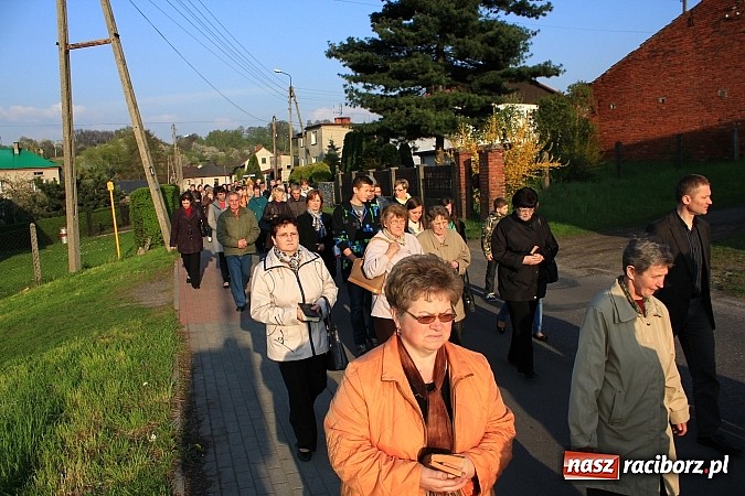 Zdjęcie w galerii na portalu naszraciborz.pl: Droga Krzyżowa ulicami Brzezia wiadomości z regionu