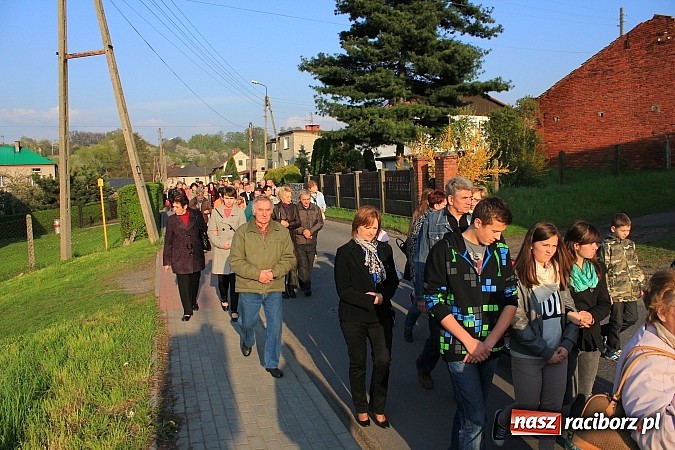 Zdjęcie w galerii na portalu naszraciborz.pl: Droga Krzyżowa ulicami Brzezia wiadomości z regionu