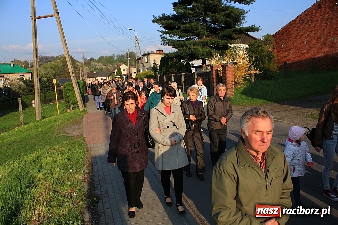 Zdjęcie w galerii na portalu naszraciborz.pl: Droga Krzyżowa ulicami Brzezia wiadomości z regionu