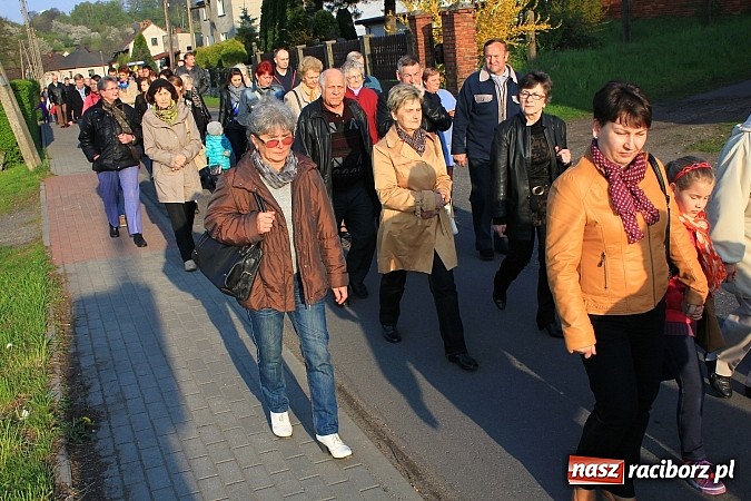 Zdjęcie w galerii na portalu naszraciborz.pl: Droga Krzyżowa ulicami Brzezia wiadomości z regionu