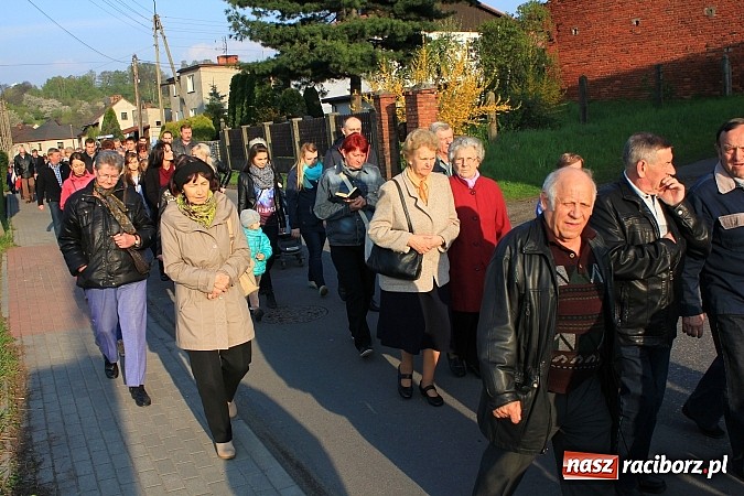 Zdjęcie w galerii na portalu naszraciborz.pl: Droga Krzyżowa ulicami Brzezia wiadomości z regionu