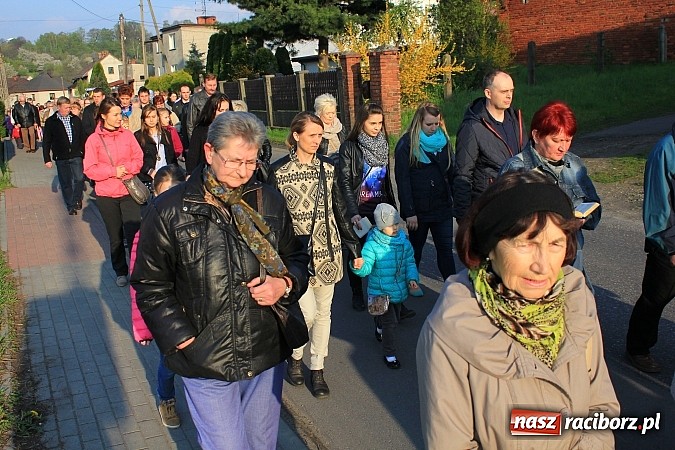 Zdjęcie w galerii na portalu naszraciborz.pl: Droga Krzyżowa ulicami Brzezia wiadomości z regionu