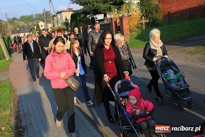 Zdjęcie w galerii na portalu naszraciborz.pl: Droga Krzyżowa ulicami Brzezia wiadomości z regionu
