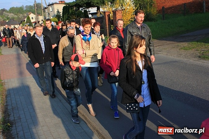 Zdjęcie w galerii na portalu naszraciborz.pl: Droga Krzyżowa ulicami Brzezia wiadomości z regionu