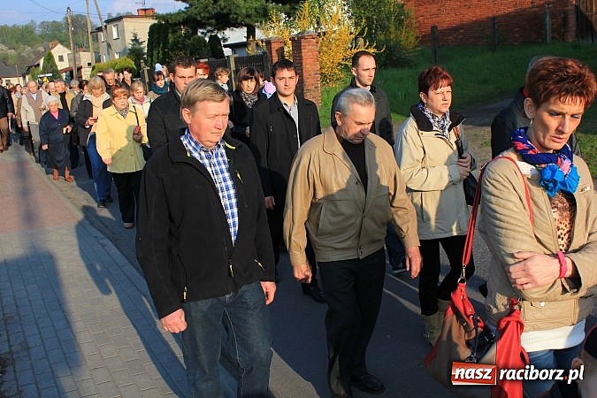 Zdjęcie w galerii na portalu naszraciborz.pl: Droga Krzyżowa ulicami Brzezia wiadomości z regionu