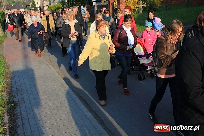 Zdjęcie w galerii na portalu naszraciborz.pl: Droga Krzyżowa ulicami Brzezia wiadomości z regionu